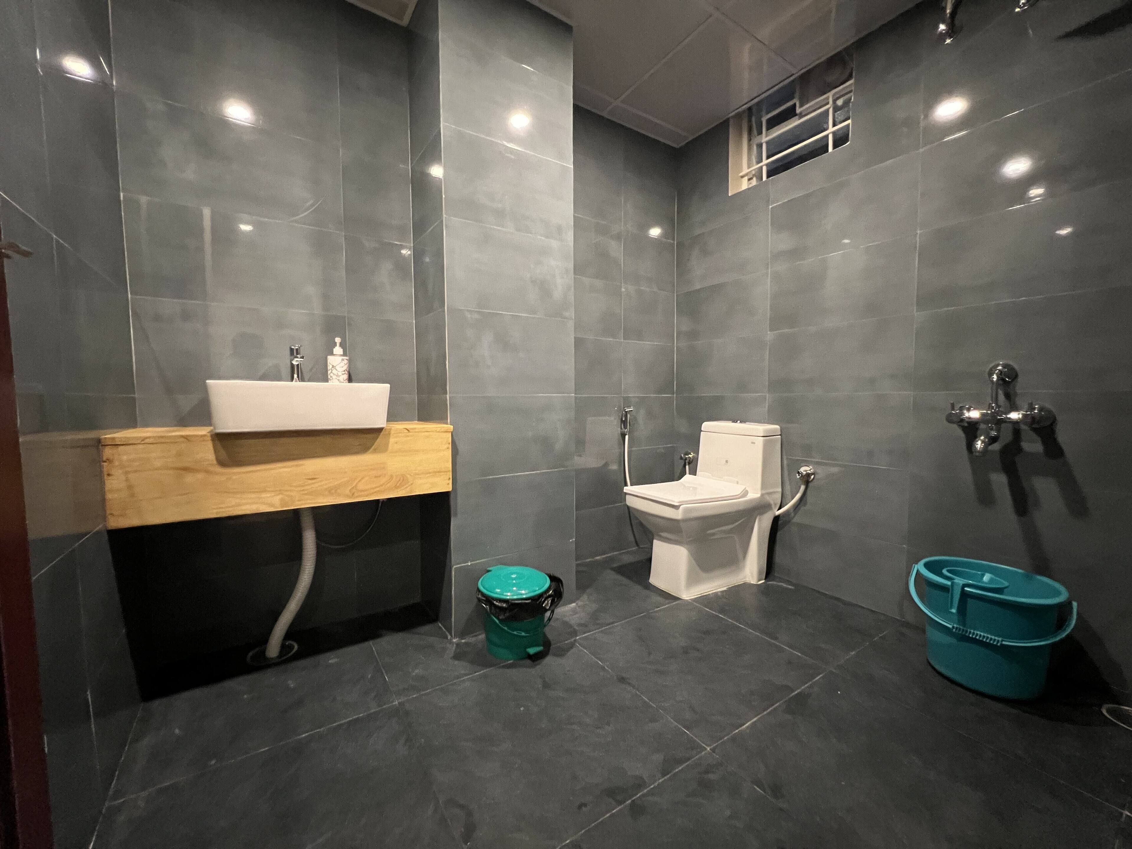 Kamar Deluks | Kamar mandi | Pengering rambut, sandal, handuk, dan sabun