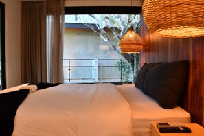 Tabla de planchar con plancha, wifi gratis y ropa de cama 