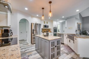 Fridge, microwave, oven, stovetop - Gorgeous Punta Gorda Home w/ Lanai & Private Pool! (Punta Gorda)