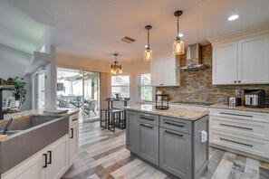 Fridge, microwave, oven, stovetop - Gorgeous Punta Gorda Home w/ Lanai & Private Pool! (Punta Gorda)