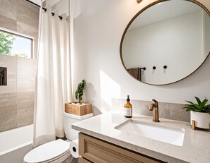 Hair dryer, towels - Pono Pearl Villas | Beach Access + AC In Every Room (Laie)