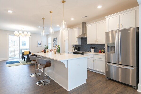 Refrigerador, microondas, horno, placa de cocina