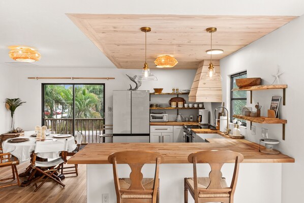 Réfrigérateur, four, plaque de cuisson, lave-vaisselle