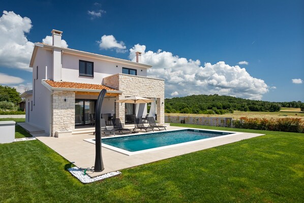 A modern two-story house with a swimming pool, stone facade, and a view of the countryside. - Wunderschöne Villa mit Schwimmbad, Grill, Wifi, Kostenloses Wlan (Dračevac)