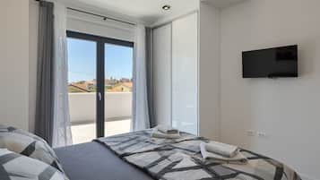 3 bedrooms, in-room safe, iron/ironing board, travel cot
