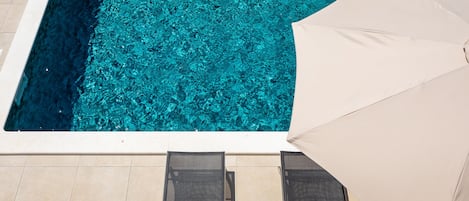 حمّام سباحة خارجي، حمّام سباحة مُدفَّأ