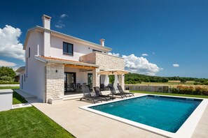 Outdoor pool, a heated pool - Wunderschöne Villa mit Schwimmbad, Grill, Wifi, Kostenloses Wlan (Dračevac)