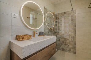 Shower, free toiletries, bidet