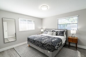 3 bedrooms, desk, WiFi, bed sheets - Warren Ridge Retreat Heated Pool (Sarasota)