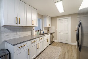 Fridge, microwave, oven, stovetop - Warren Ridge Retreat Heated Pool (Sarasota)