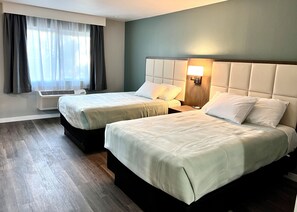 Classic Room, 2 Double Beds | Desk, laptop workspace, free WiFi, bed sheets - Lincoln Inn (Venice)