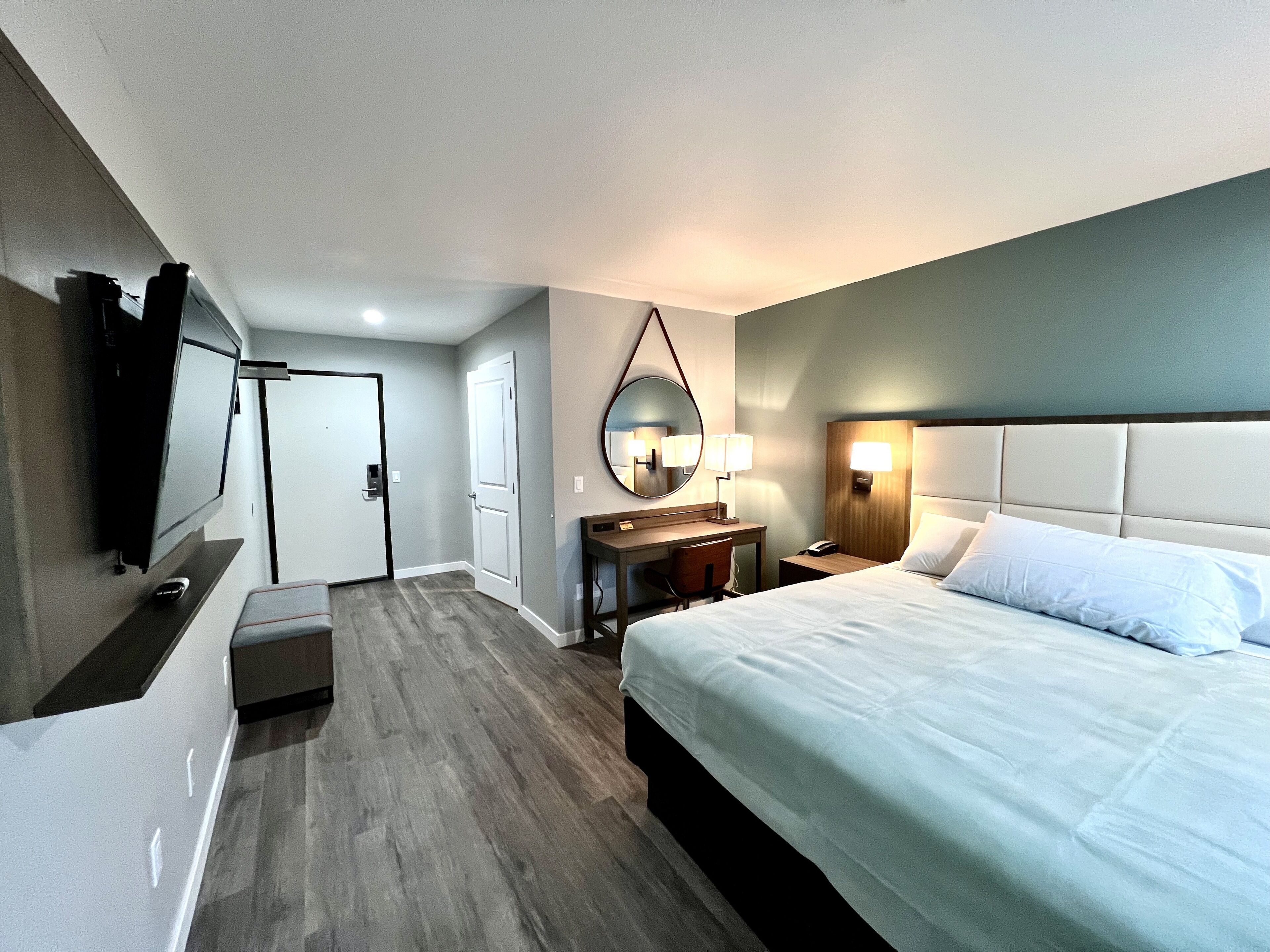 办公桌、笔记本电脑工作区、免费 WiFi、床单