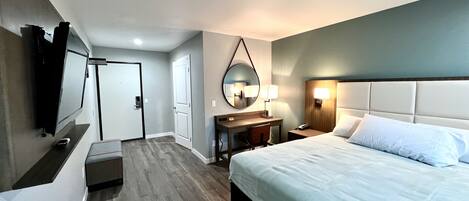 Una scrivania, postazione laptop, Wi-Fi gratuito, lenzuola