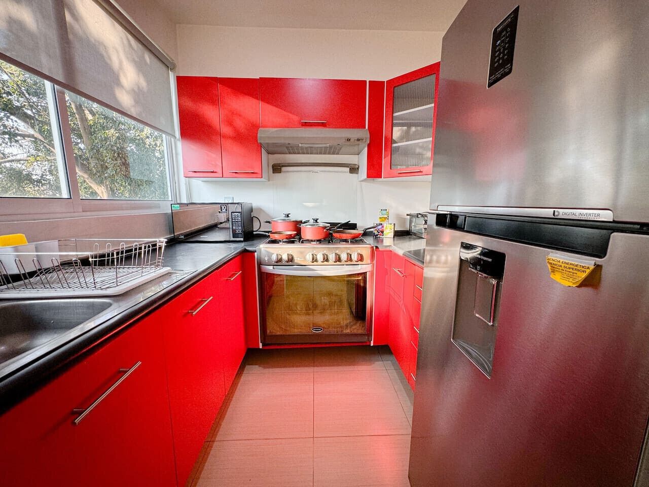 冷蔵庫、電子レンジ、オーブン、コンロ