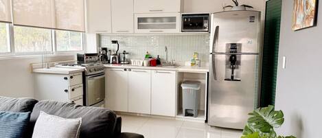 Køleskab, mikrobølgeovn, ovn, kogeplade