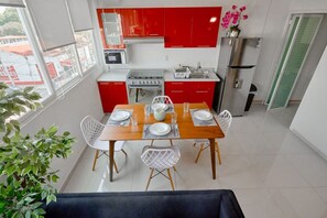 Fridge, microwave, oven, stovetop - Foro Sol | Colonia Roma | Airport | Downtown (Venustiano Carranza)