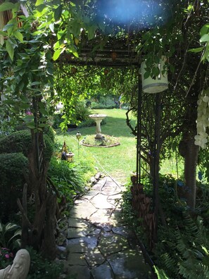 Property grounds - Cozy flat and beautiful gardens (Tonawanda)