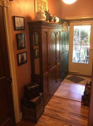 Interior - Cozy flat and beautiful gardens (Tonawanda)