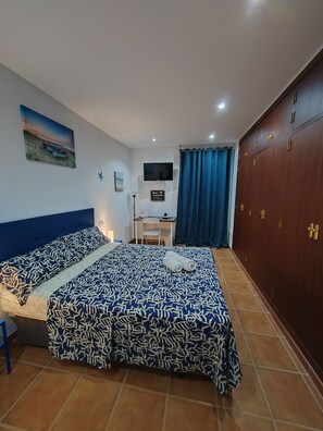 Basic Double Room | Desk, free WiFi, bed sheets - Las Salinas Mallorca Private Rooms (Ses Salines)