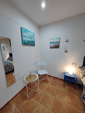 Escritorio, wifi gratis y ropa de cama 