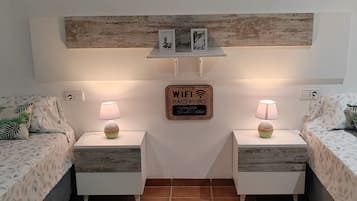 トラディショナル ツインルーム | デスク、WiFi (無料)、ベッドシーツ