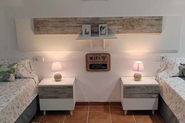 Escritorio, wifi gratis y ropa de cama