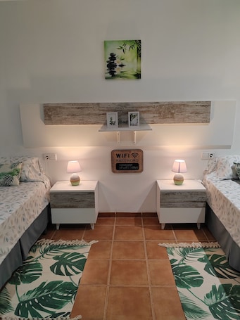 Traditional Twin Room | Desk, free WiFi, bed sheets