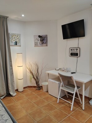 Escritorio, wifi gratis y ropa de cama 