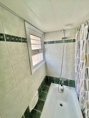 Kostenlose Toilettenartikel, Haartrockner, Handtücher, Seife