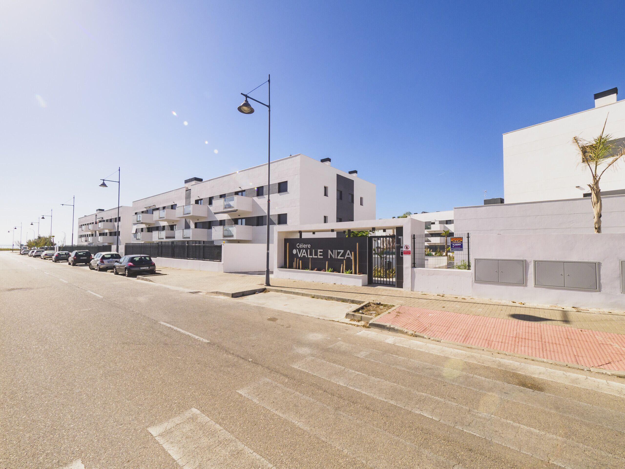 Un edificio moderno con un letrero que dice 'Célere Niza'.