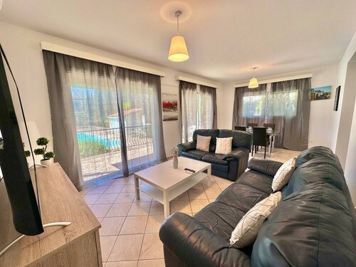 Cydonia Gardens Maisonette with shared pool


