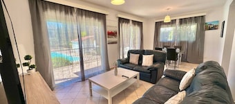 Cydonia Gardens Maisonette with shared pool