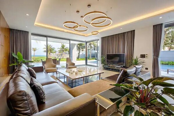 Smart TV - Beachfront Bliss: 6-BR Villa in five-star resort (Ngũ Hành Sơn)