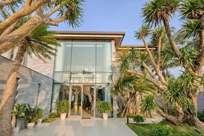 Exterior - Beachfront Bliss: 6-BR Villa in five-star resort (Ngũ Hành Sơn)