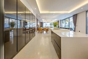 Dining - Beachfront Bliss: 6-BR Villa in five-star resort (Ngũ Hành Sơn)