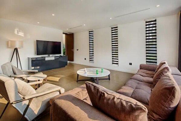 Smart TV - Beachfront Bliss: 6-BR Villa in five-star resort (Ngũ Hành Sơn)