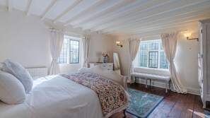 7 bedrooms, desk, iron/ironing board, free WiFi