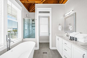 Serviettes fournies, savon, shampoing, papier toilette