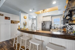 Kjøleskap, mikrobølgeovn, ovn og kokeplater