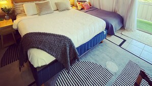 1 bedroom, WiFi, bed sheets - Studio just a one block from a beach Sleeps 1-3  (Honolulu)