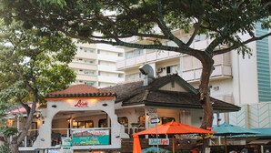 Exterior - Studio just a one block from a beach Sleeps 1-3  (Honolulu)