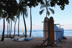 Beach - Studio just a one block from a beach Sleeps 1-3  (Honolulu)