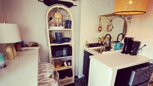 Private kitchen - Studio just a one block from a beach Sleeps 1-3  (Honolulu)