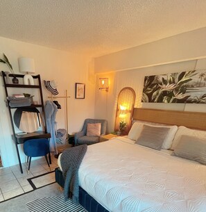 1 bedroom, WiFi, bed sheets - Studio just a one block from a beach Sleeps 1-3  (Honolulu)