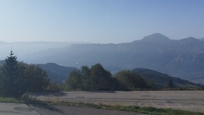 Ein Parkplatz mit Blick auf entfernte Berge und Bäume.
