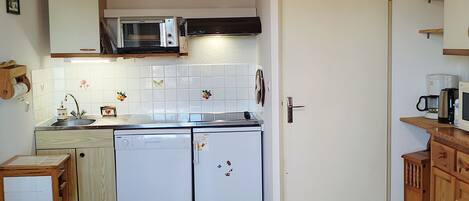 Een koelkast, een microgolfoven, een oven, een kookplaat