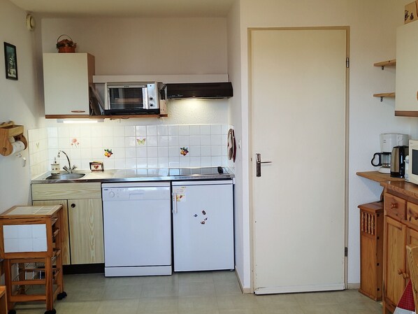 Køleskab, mikrobølgeovn, ovn, kogeplade