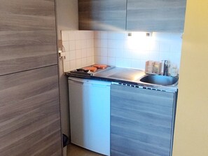 Kühlschrank, Mikrowelle, Herdplatte, Toaster