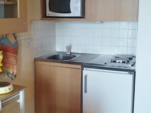 Fridge, microwave, stovetop, coffee/tea maker