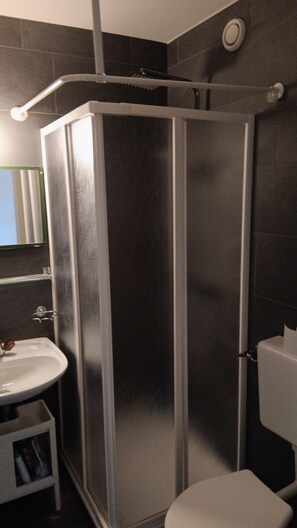 Dusche, Haartrockner, Handtücher, Seife
